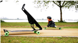 Kinderwagen op een longboard - nieuwe vorm van stadsvervoer!