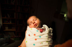 Inbakeren, een methode om baby`s te kalmeren en te voorkomen dat ze gaan huilen door ze te wikkelen in doeken, blijkt toch niet schadelijk.