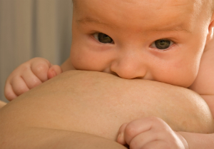 Gebruik van pijnstilling vertraagt op gang komen van de borstvoeding